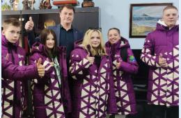 13.02.2024 Глава округа вручил  форму  участникам спортивных игр «Дети Приморья»  | Администрация муниципального округа город Партизанск Приморского края Официальный сайт