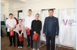 16.03.2024 Подарки – молодым избирателям, благодарность – за вкусную ярмарку | Администрация муниципального округа город Партизанск Приморского края Официальный сайт