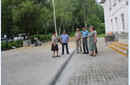 01.07.2025 В ОЦ &quot;Вектор&quot; благоустраивают пришкольную территорию | Администрация муниципального округа город Партизанск Приморского края Официальный сайт